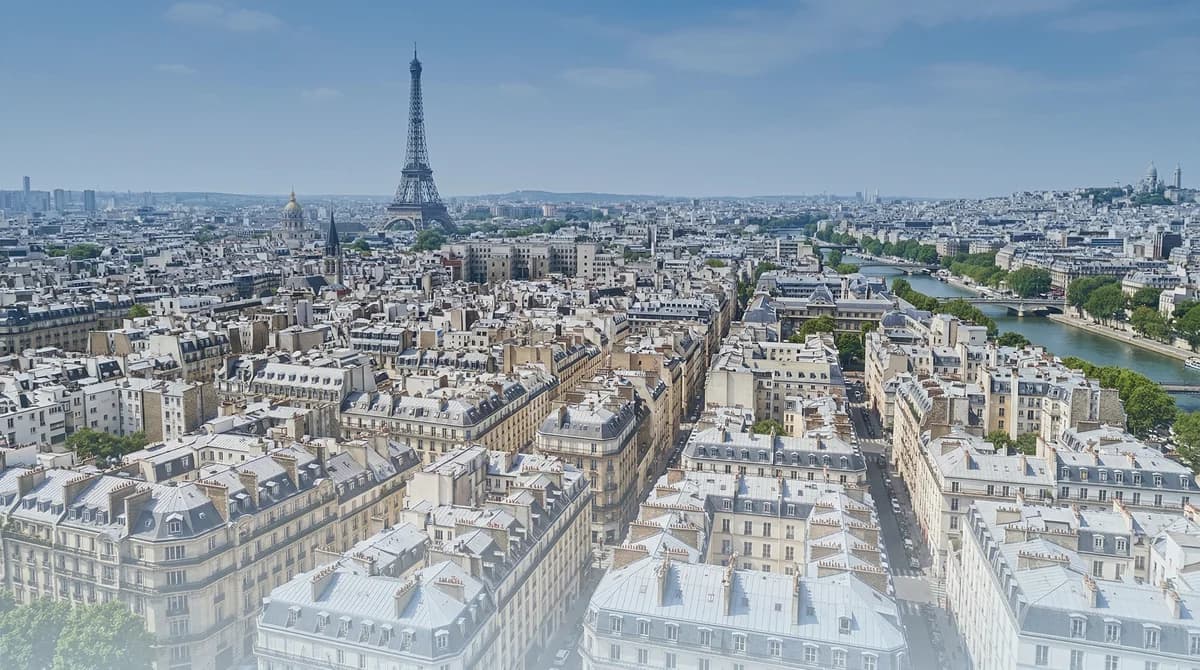 Encadrement des loyers à Paris : toits parisiens avec vue sur la Tour Eiffel